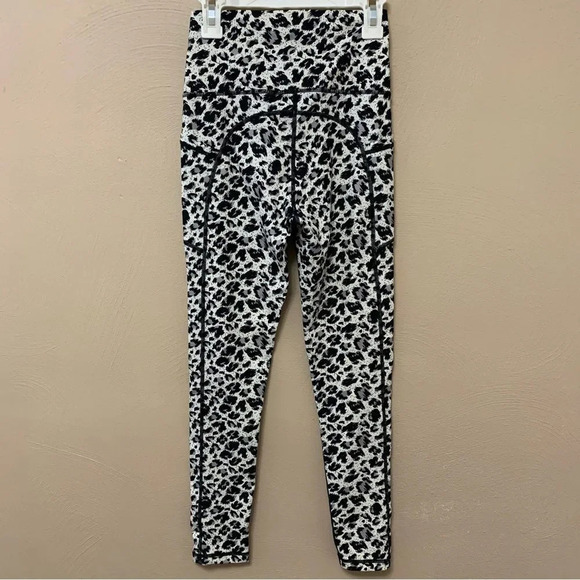 Zyia Active Black White Snow Leopard Print Brilliant Pocket Workout Leggings - Picture 7 of 12